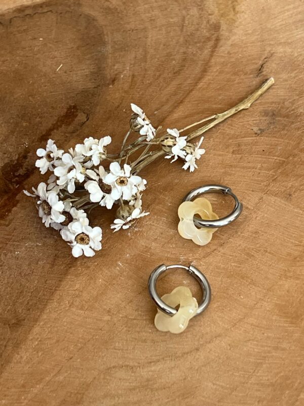Boucles d'oreilles Flowers argentées – Image 7