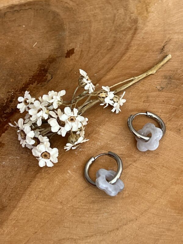 Boucles d'oreilles Flowers argentées – Image 6