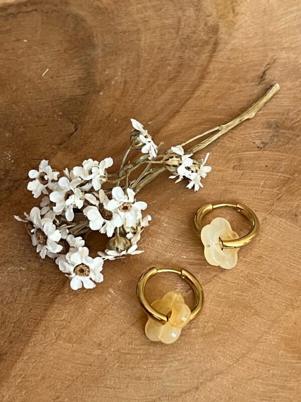 Boucles d'oreilles Flowers dorées – Image 6