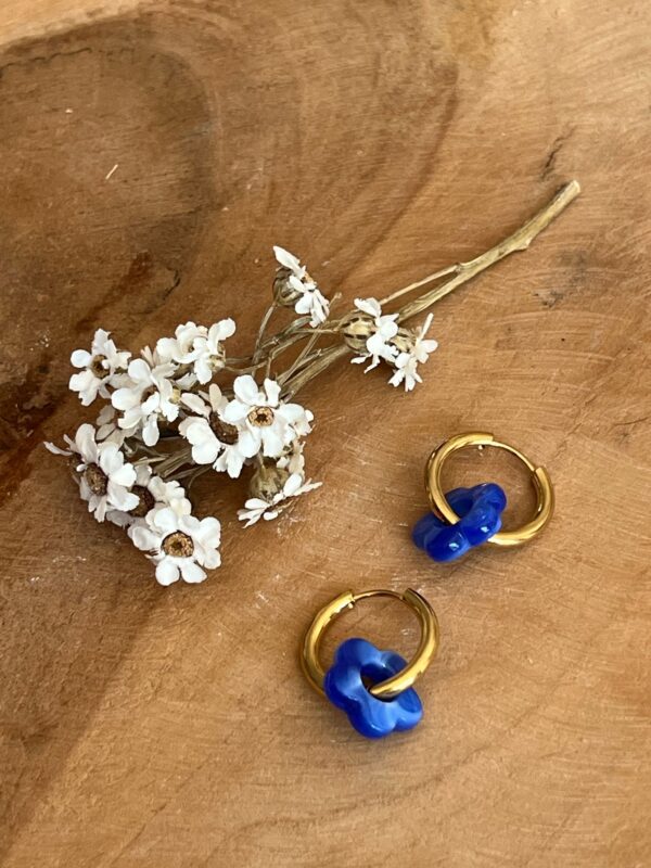 Boucles d'oreilles Flowers dorées – Image 3