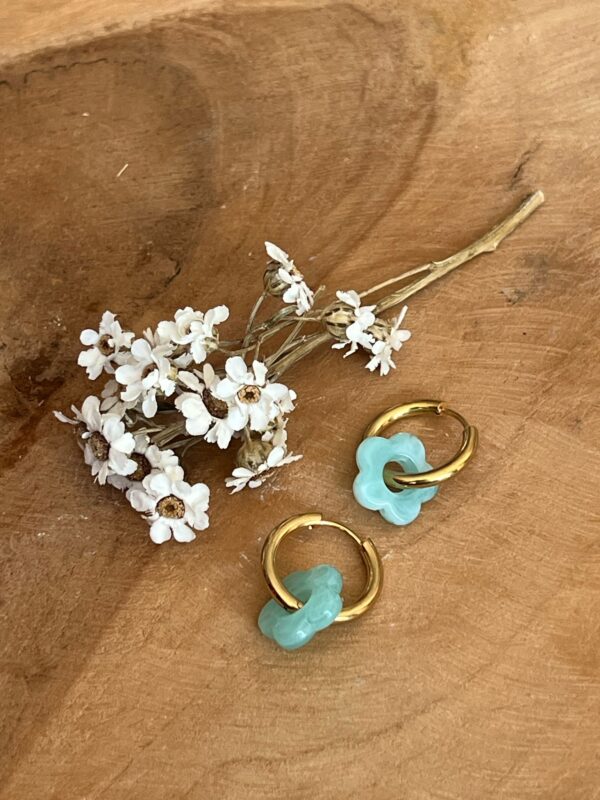 Boucles d'oreilles Flowers dorées – Image 4
