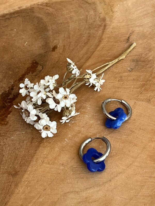 Boucles d'oreilles Flowers argentées – Image 4