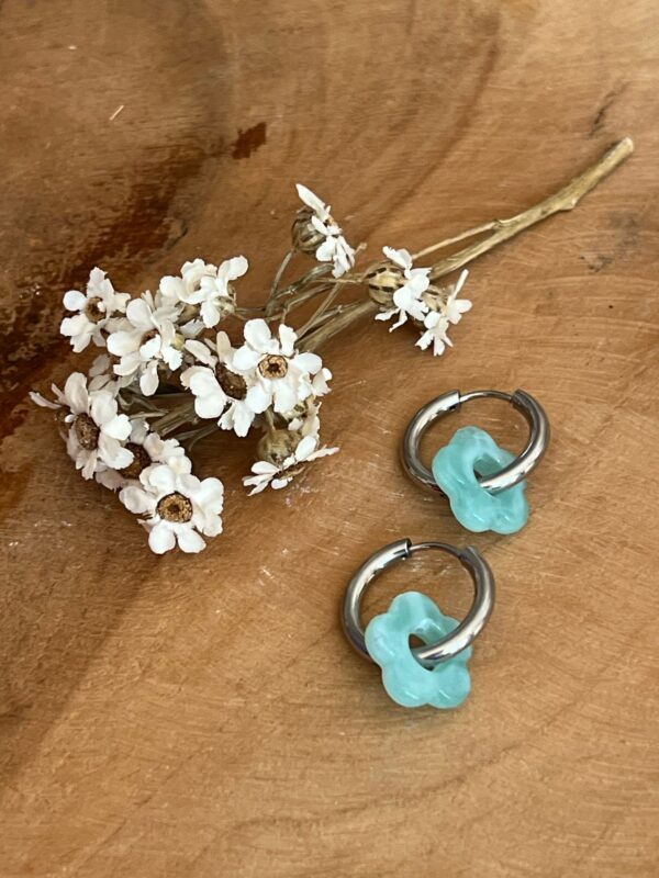 Boucles d'oreilles Flowers argentées – Image 3