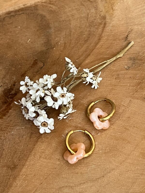 Boucles d'oreilles Flowers dorées – Image 9