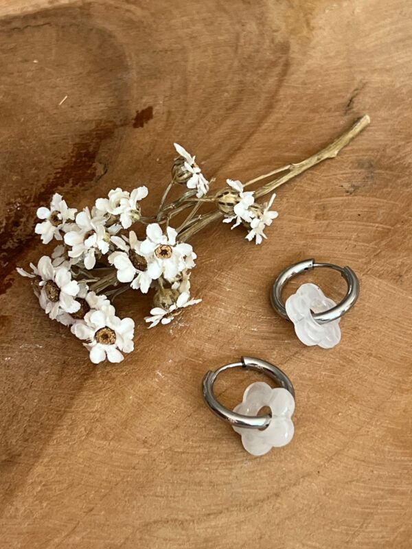 Boucles d'oreilles Flowers argentées – Image 2