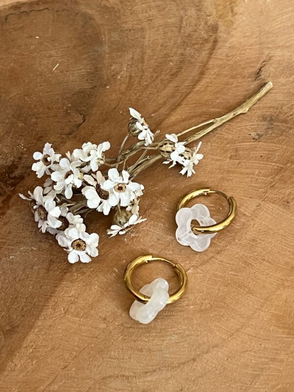 Boucles d'oreilles Flowers dorées – Image 2