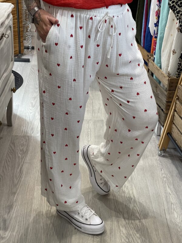 Pantalon Alexandro blanc coeur rouge – Image 4
