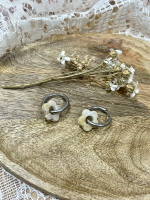 Boucles d'oreilles Flora beige argentées