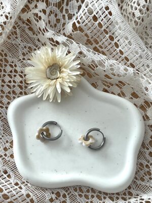Boucles d'oreilles Flora beige argentées