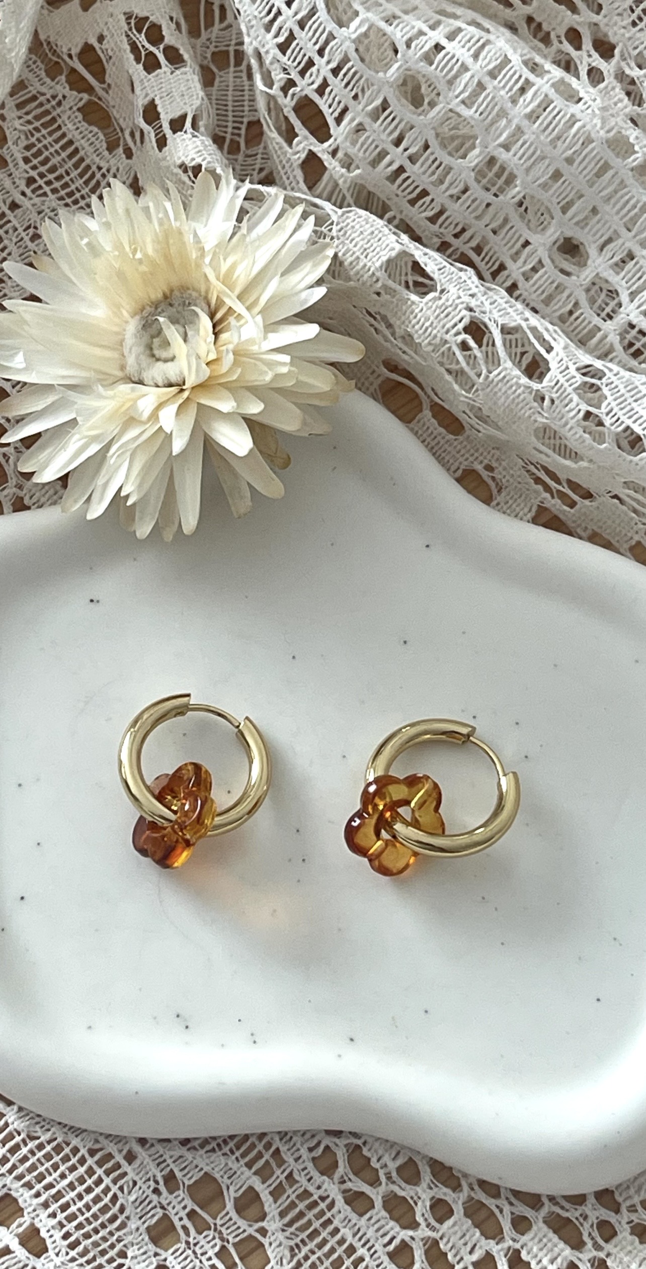Boucles d'oreilles Flora noisette – Image 2