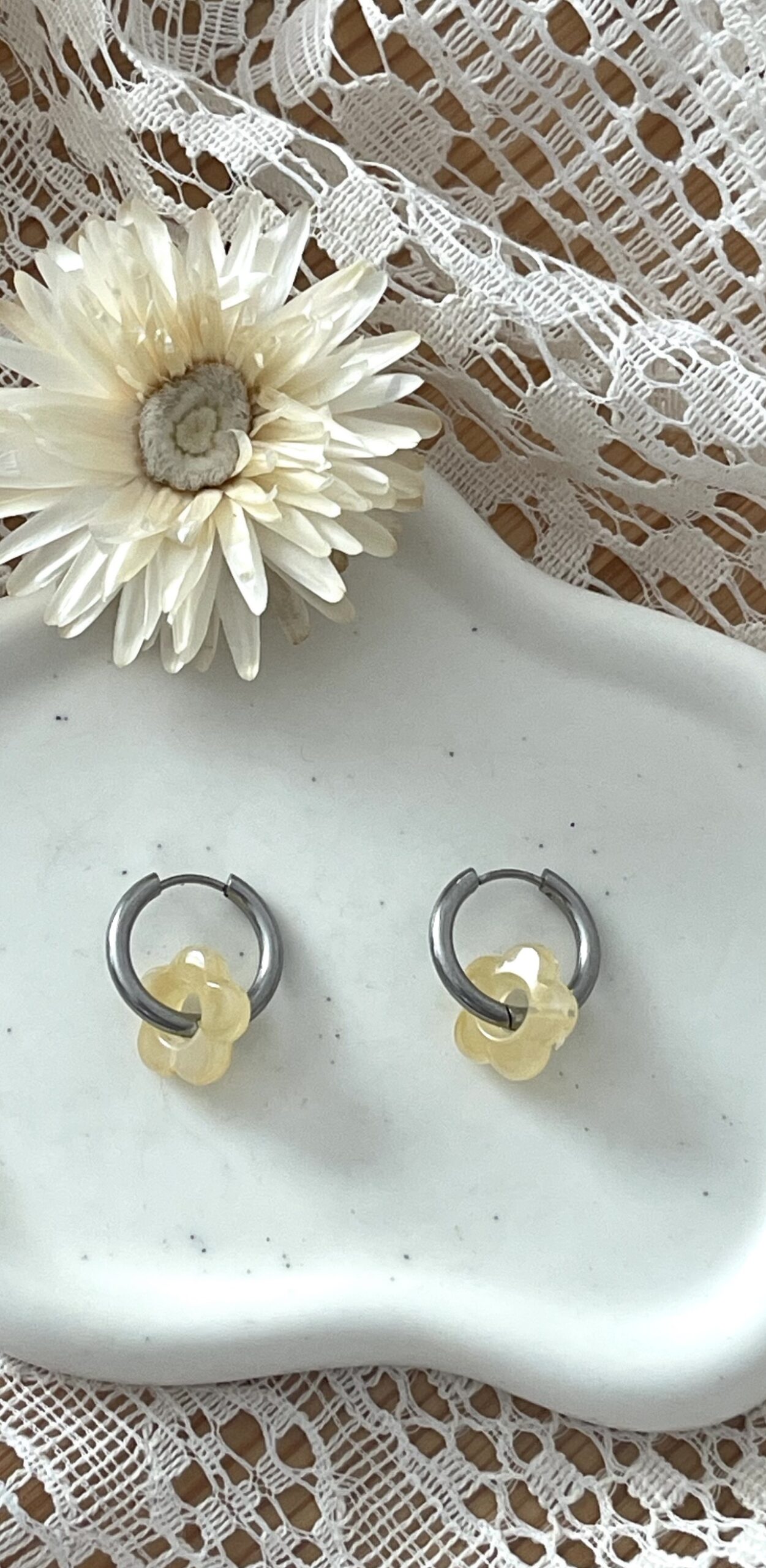 Boucles d'oreilles Flora jaune – Image 2