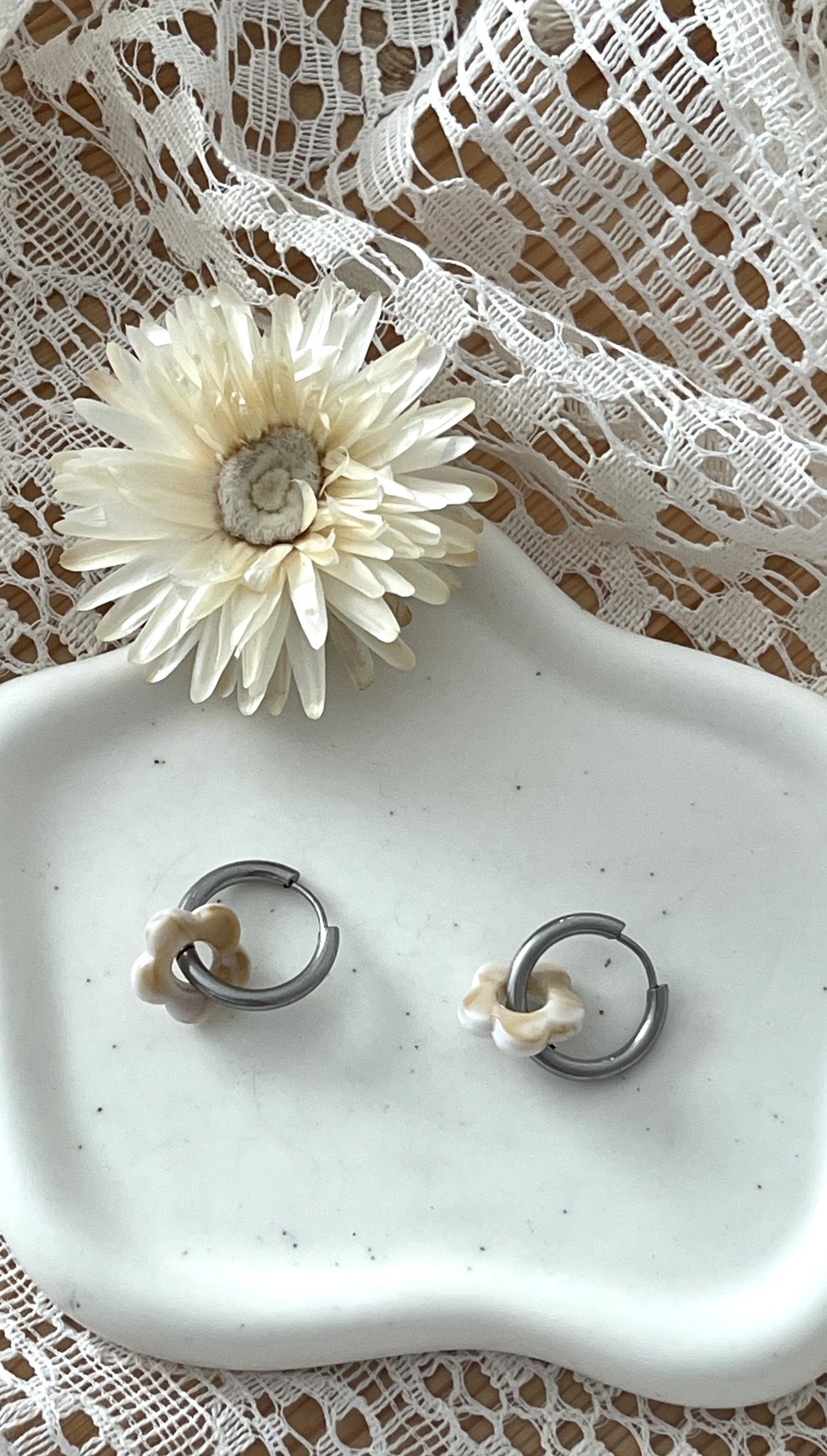 Boucles d'oreilles Flora beige argentées – Image 2
